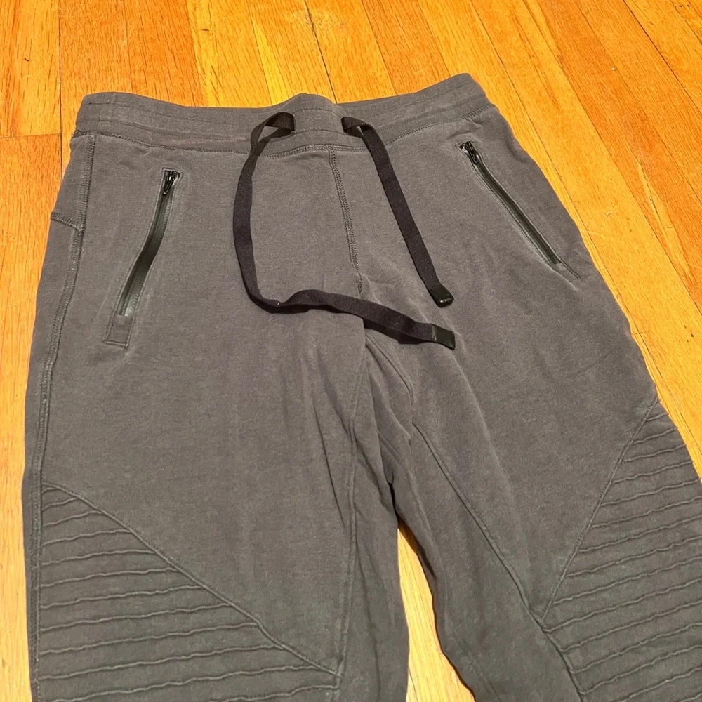 Alo Yoga Urban Moto Jogger Sweatpants in Grey, Women’s size XS
